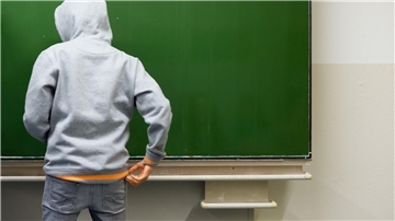  Ein Schüler steht am 27.11.2013 an einer Schultafel. 