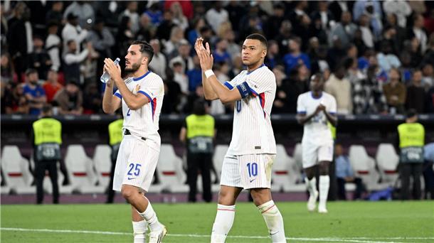 Trotz Pleite: Frankreich schöpft Mut für Duell gegen DFB-Elf Knapp geschlagen: Die Franzosen um Superstar Kylian Mbappé (r.).