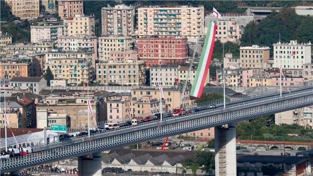 Fünf Jahre Brückeneinsturz: „Viel Bitterkeit“ in Genua Knapp zwei Jahre nach dem Einsturz der Morandi-Autobahnbrücke konnte im Jahr 2000 der Neubau eingeweiht werden.