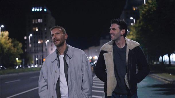 „Knochen und Namen“ ist ein Queer-Drama mit ruhigen Szenen und viel Gefühl. 
