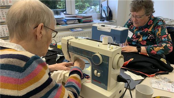 Knopf ab, Naht geplatzt: Auch das Näh-Team hilft im Repair Café.