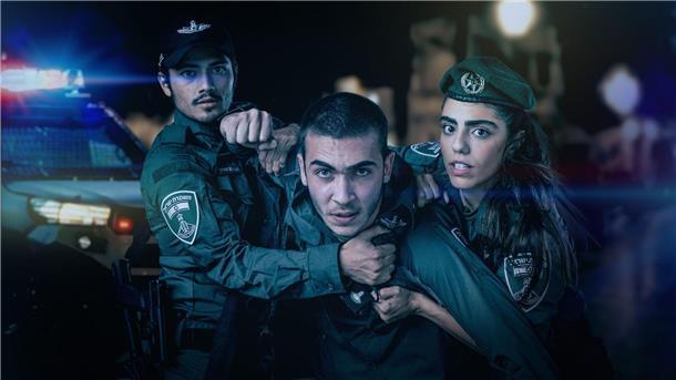 Serie „Borders“: Junge Israelis beim Grenzschutz Kobi (Ido Elieli, l-r), Avi (Ben Sultan) und Miri (Noa Astanjelove) müssen als Neulinge beim Grenzschutz zahlreiche Herausforderungen bewältigen.