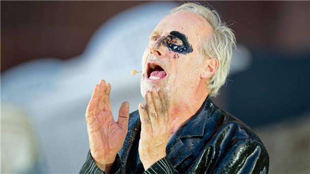Kampf im Kies - Nibelungen-Festspiele zeigen „See aus Asche“ Koch zeigt Hagen als loyalen Mörder, der lieber tötet als zweifelt. (Archivfoto)