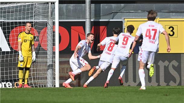 Aufstiegsrennen: HSV auf der Insel, Köln an der Spitze Köln kletterte durch ein umkämpftes 2:1 beim SC Paderborn zurück an die Tabellenspitze.
