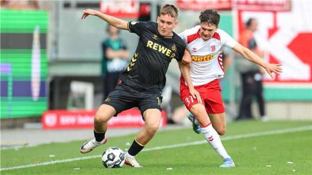 Köln-Neuzugang Isak Johannesson kämpft gegen Regensburg Leo Mätzler um den Ball.