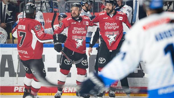 Köln erstmals seit 2014 im Finale - Duell gegen Berlin Kölns Brady Austin (l-r), Torschütze Moritz Müller und Alexandre Grenier jubeln nach dem Treffer zum 1:2.