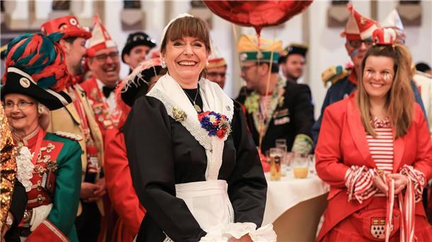 Karneval - Narren drehen nach Corona wieder auf Kölns Oberbürgermeisterin Henriette Reker (M, parteilos) feiert im Rathaus mit Karnevalisten.
