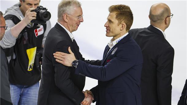 Kölns Trainer Kari Jalonen (links) und Bremerhavens Trainer Alexander Sulzer beim Handshake nach dem Schluss der Serie.