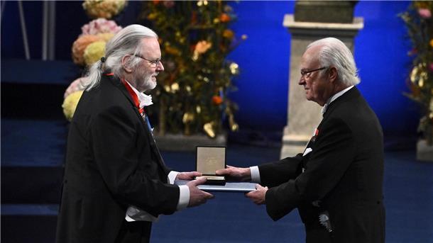 König Carl XVI. Gustaf von Schweden überreicht den Preis an Jon Fosse.