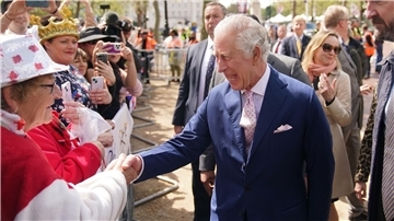 König Charles III. am Tag vor seiner Krönung vor dem Buckingham Palast.