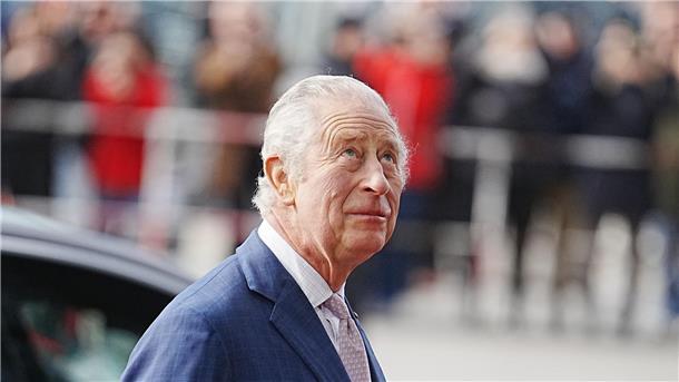 Hamburg bereitet Charles und Camilla jubelnden Empfang König Charles III. blickt bei seiner Ankunft am Berliner Hauptbahnhof nach oben.