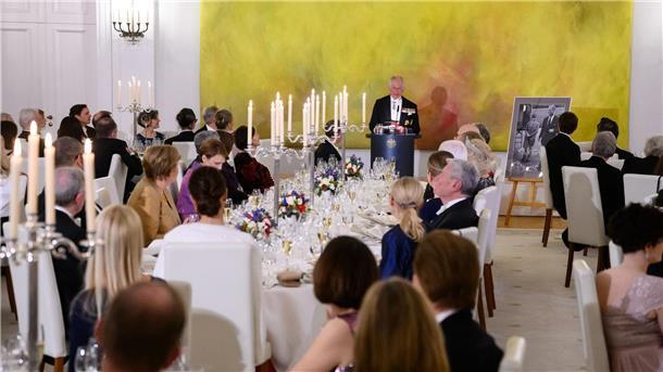 Jubelrufe und Fähnchen: Charles und Camilla in Berlin König Charles III. hält beim Staatsbankett eine Rede. Neben ihm steht ein Geschenk von Bundespräsident Steinmeier: Ein Jugendfoto von Charles‘ erstem Besuch in Deutschland, an der Seite seines Vaters.