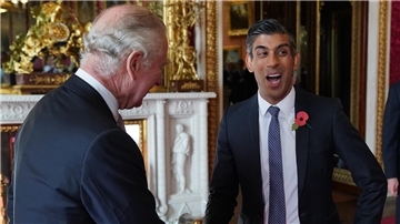 König Charles III. (l) begrüßt Rishi Sunak, Premierminister von Großbritannien, bei einem Empfang vor Beginn des UN-Klimagipfels im Buckingham Palast im Jahr 2022.