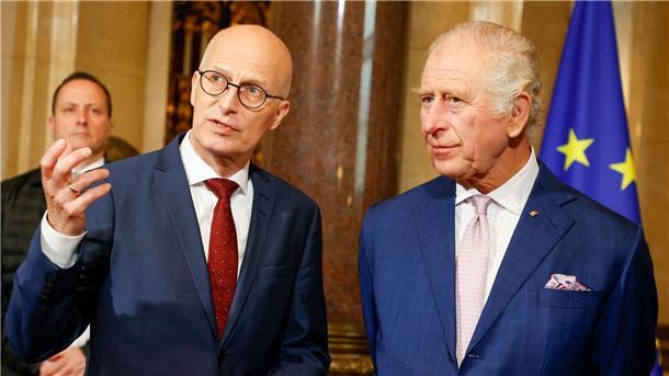 Hamburg bereitet Charles und Camilla jubelnden Empfang König Charles III. (r) mit Hamburgs Erstem Bürgermeister Peter Tschentscher im Rathaus der Hansestadt.