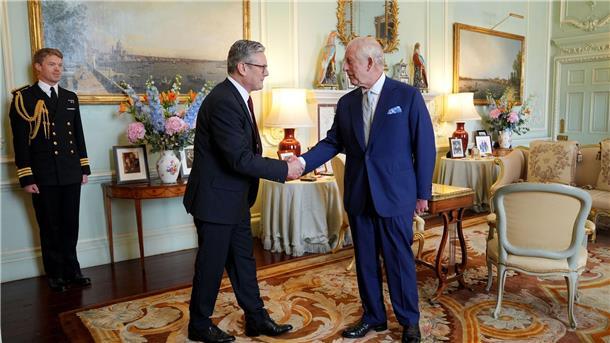 König Charles III. (rechts) begrüßt Sir Keir Starmer während einer Audienz im Buckingham Palace, zu der das Staatsoberhaupt den Labour-Vorsitzenden nach der Parlamentswahl einlud. 