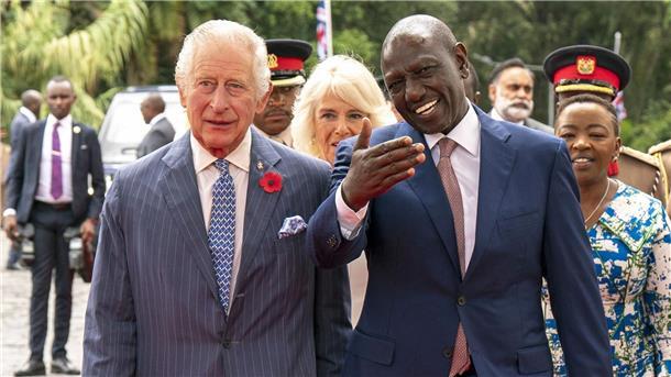 König Charles III. und Königin Camilla (hinten) mit Kenias Präsident William Ruto in Nairobi.