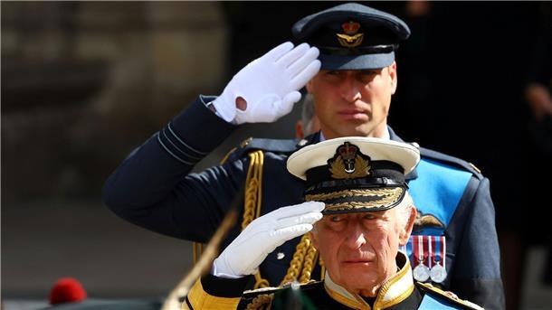 König Charles wird 74: Bewährungsprobe auf dem Thron König Charles III. und sein Sohn William salutieren am Tag des Staatsbegräbnisses für die Queen.