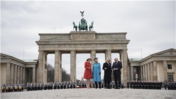 König Charles III. von Großbritannien (2.v.r) und Königsgemahlin Camilla (2.v.l) werden am Brandenburger Tor von Bundespräsident Frank-Walter Steinmeier und seiner Frau Elke Büdenbender mit militärischen Ehren begrüßt.