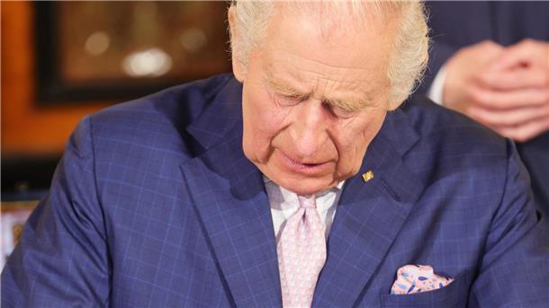Hamburg bereitet Charles und Camilla jubelnden Empfang König Charles III. von Großbritannien trägt sich in das Goldene Buch im Hamburger Rathaus ein.