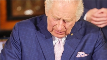 König Charles III. von Großbritannien trägt sich in das Goldene Buch im Hamburger Rathaus ein.