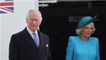 König Charles III. von Großbritannien und Königsgemahlin Camilla kommen am Flughafen an.
