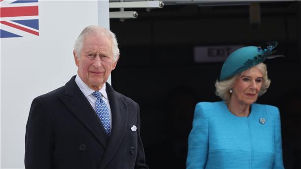 Jubelrufe und Fähnchen: Charles und Camilla in Berlin König Charles III. von Großbritannien und Königsgemahlin Camilla kommen am Flughafen an.