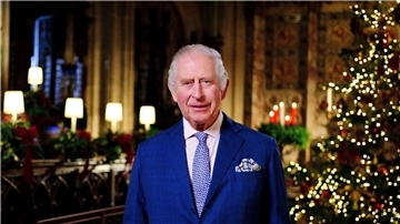 König Charles III. von Großbritannien während der Aufzeichnung seiner ersten Weihnachtsansprache in der St. George’s Chapel auf Schloss Windsor.