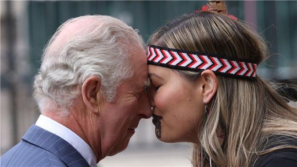 Erster Commonwealth Day nach Tod der Queen König Charles III. wird in London mit dem „Hongi“ begrüßt, einem traditionellen Maori-Gruß.