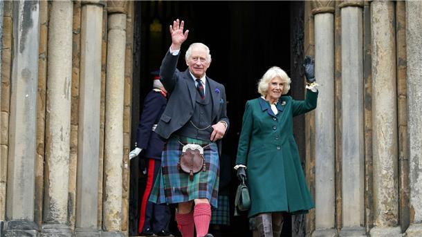 König Charles wird 74: Bewährungsprobe auf dem Thron König Charles im Schottenrock und Königsgemahlin Camilla in Schottland.