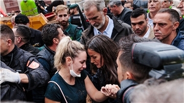 König Felipe und Königin Letizia sprachen in Paiporta mit Menschen. (Archivbild)