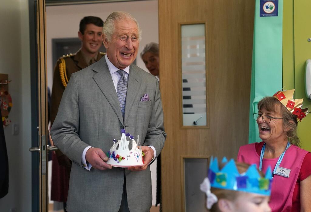 König Charles III. wird 75 Jahre alt König mit Papierkrone: Charles III. bei der Eröffnung des Priscilla Bacon Lodge Hospizes in Norwich.