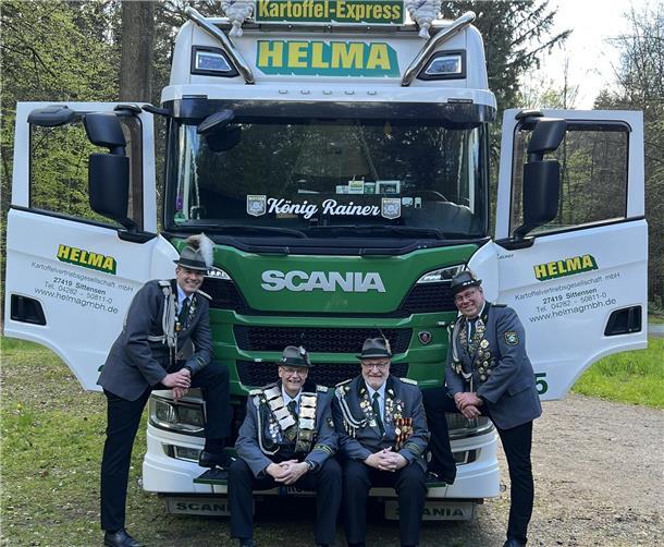 König Rainer (2. von links), ein ausgewiesener Truck Stop Fan, samt Begleitern vor dem „Kartoffel-Express“. 
