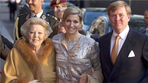 Königliche Oma: Prinzessin Beatrix wird 85 König Willem-Alexander der Niederlande, Königin Maxima (m.) und Prinzessin Beatrix 2013 in Amsterdam.