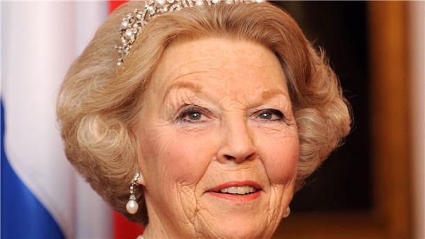 Königliche Oma: Prinzessin Beatrix wird 85 Königin Beatrix der Niederlande mit Diadem und Perlenschmuck beim fStaatsbesuch in Deutschland 2011.