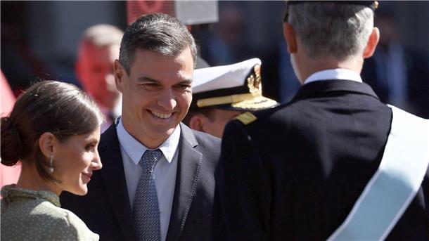 Alemania als Erholung: Spaniens Königspaar kommt Königin Letizia (l-r), Pedro Sanchez, Ministerpräsident von Spanien, und König Felipe VI. sprechen am Rande einer Militärparade.