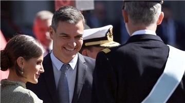 Königin Letizia (l-r), Pedro Sanchez, Ministerpräsident von Spanien, und König Felipe VI. sprechen am Rande einer Militärparade.