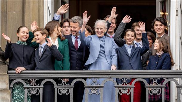 Dänische Königin feiert Geburtstag mit jubelndem Volk Königin Margrethe II. von Dänemark (M) wurde von Familienmitgliedern begleitet.