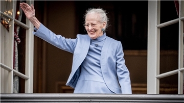 Königin Margrethe II. von Dänemark winkt den Massen am Schlossplatz zu.