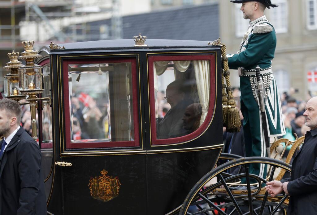 Königin Margrethe II. von Dänemark wird in einer goldenen Kutsche vom Schloss Amalienborg zum Schloss Christiansborg eskortiert.