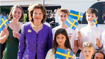Königin Silvia von Schweden (2.v.l.) steht vor einem Schiff der Weißen Flotte bei einer Benefizveranstaltung.