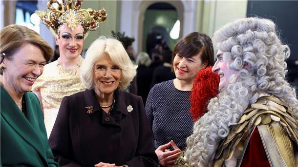 König Charles: Ovationen im Bundestag, Käse in Brandenburg Königsgemahlin Camilla besucht in Begleitung von Elke Büdenbender, der Ehefrau des Bundespräsidenten, die Komische Oper Berlin.