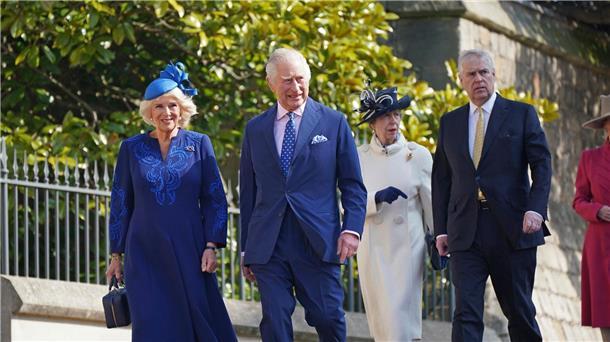 Charles-Biografin: Prinz Andrew auf Balkon wäre „Schock“ Königsgemahlin Camilla (vorne,l-r), König Charles III., Anne (hinten,l-r), Princess Royal, und Prinz Andrew auf dem Weg zur St. George’s Chapel auf Schloss Windsor in Windsor.