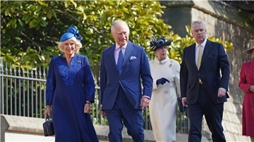 Königsgemahlin Camilla (vorne,l-r), König Charles III., Anne (hinten,l-r), Princess Royal, und Prinz Andrew auf dem Weg zur St. George’s Chapel auf Schloss Windsor in Windsor.