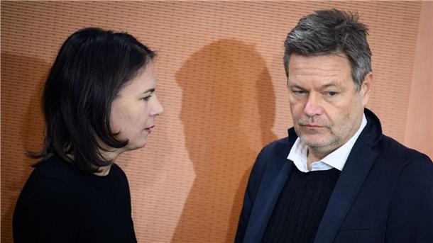 Grüne verlieren viele Wähler aus der Mitte Können alles andere als zufrieden sein mit den aktuellen Umfragewerten: Bundesaußenministerin Annalena Baerbock (l.) und Bundeswirtschaftsminister Robert Habeck.
