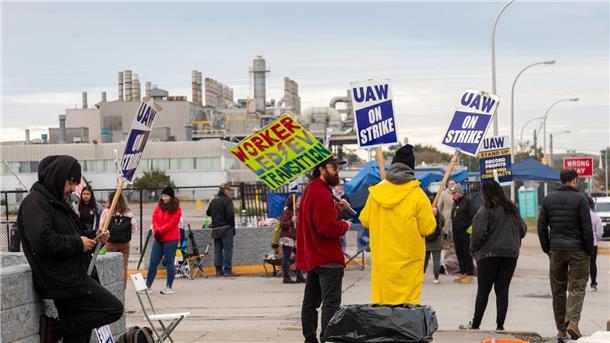 Ford und US-Gewerkschaft UAW einigen sich auf Tarif-Deal Können wieder zurück an die Arbeit gehen: Ford-Arbeiter bekommen deutlich mehr Gehalt.