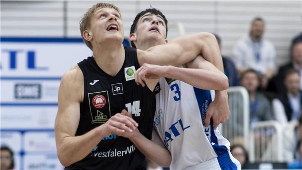 Bremerhavener Jannis Sonnefeld freut sich auf das Duell gegen die Eisbären Zwei Basketballer kämpfen um die beste Position, um sich den abprallenden Ball zu sichern. Einer ist der Bremerhavener Jannis Sonnefeld.