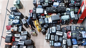 Kofferchaos und Warteschlangen haben in der Vergangenheit Passagiere am Hamburger Flughafen verärgert. Das soll jetzt besser werden, auch am Freitag zu Ferienbeginn in Hamburg und Schleswig-Holstein.
