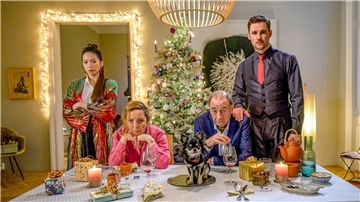 Koharu (Sonja Chan, l-r) lässt immer wieder die Kommentare ihrer Schwiegereltern Bernadette (Susi Stach) und Horst (Dietrich Siegl) über sich ergehen – bis sie und Simon (Ferdinand Seebacher) eine köstliche Rache-Idee habenaus.
