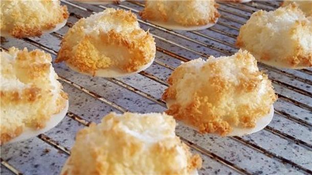 Diese Leckereien dürfen in Ihrer Weihnachtsbäckerei nicht fehlen Kokosmakronen sind mit und ohne Oblaten ein Gaumenschmaus.
