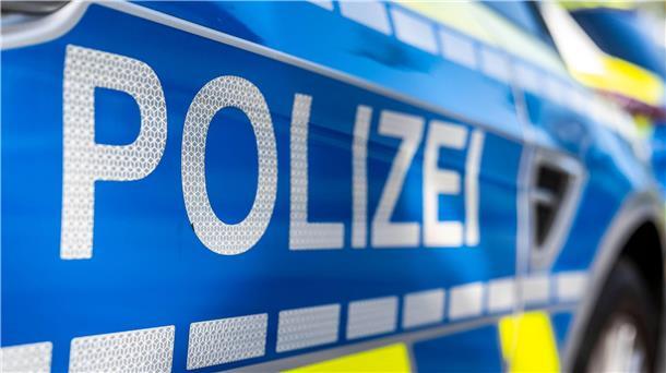 An der Tür von einem Streifenwagen steht der Schriftzug «Polizei».